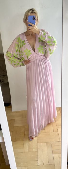 Cudna liliowa plisowana sukienka ze zdobioną górą w zielone kwiaty XXL