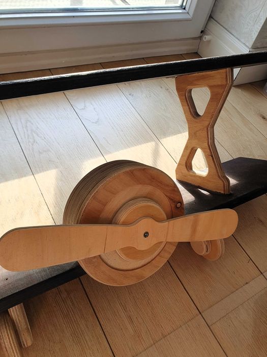 Drewniana półka samolot – ręcznie robiona dekoracja do pokoju dziecka