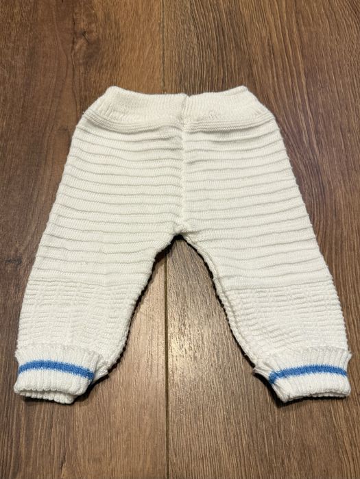 Białe spodnie niemowlęce 62 68 legginsy półśpiochy chrzest święty