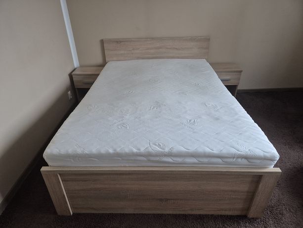 Łóżko sypialniane 140×200 cm z materacem i 2 szafkami nocnymi