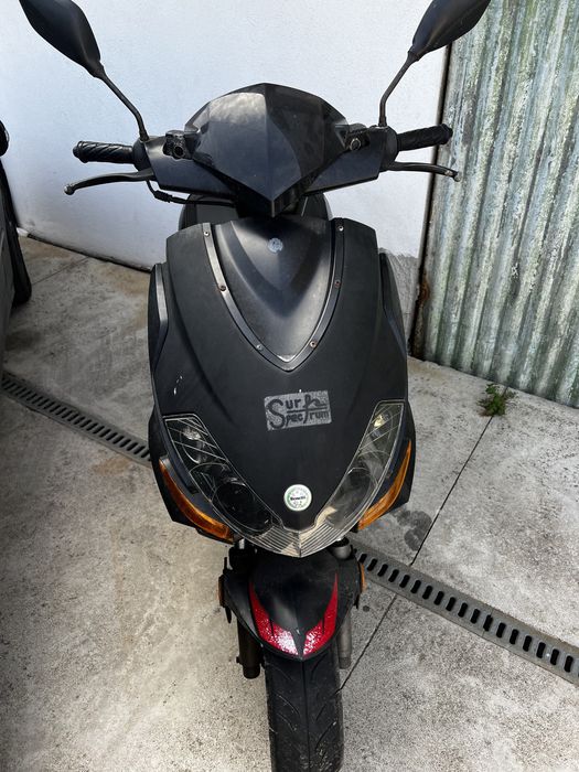 2 scooters Benelli 49x (1 a andar + outra para peças)