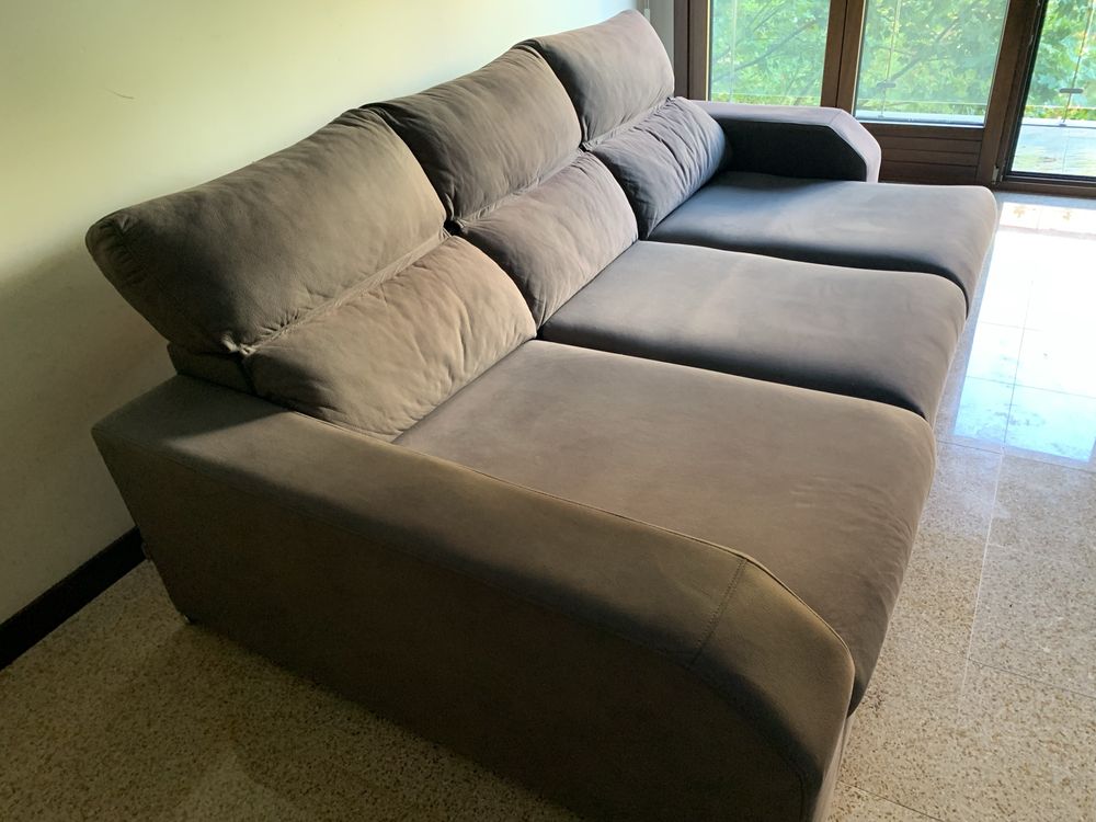 Sofá chaise longue com arrumação e possibilidade de fazer sofá cama