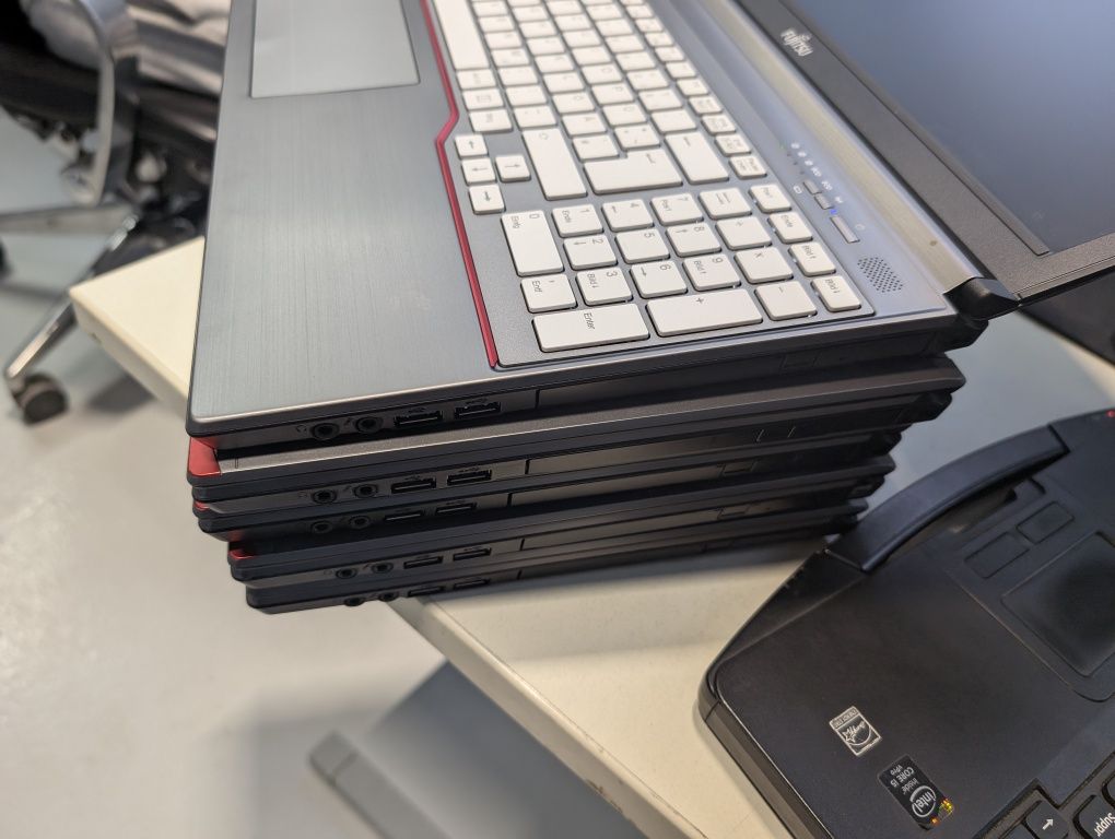 Ноутбук Fujitsu LIFEBOOK E756: Екран 15,6- Core i5, 256 SSD-Є 400 шт