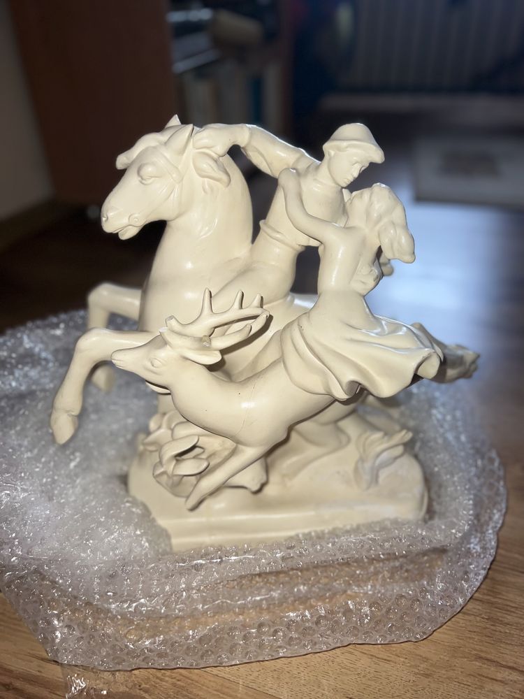 Rzeźba jeździec na koniu z niewiastą porcelana jeleń
