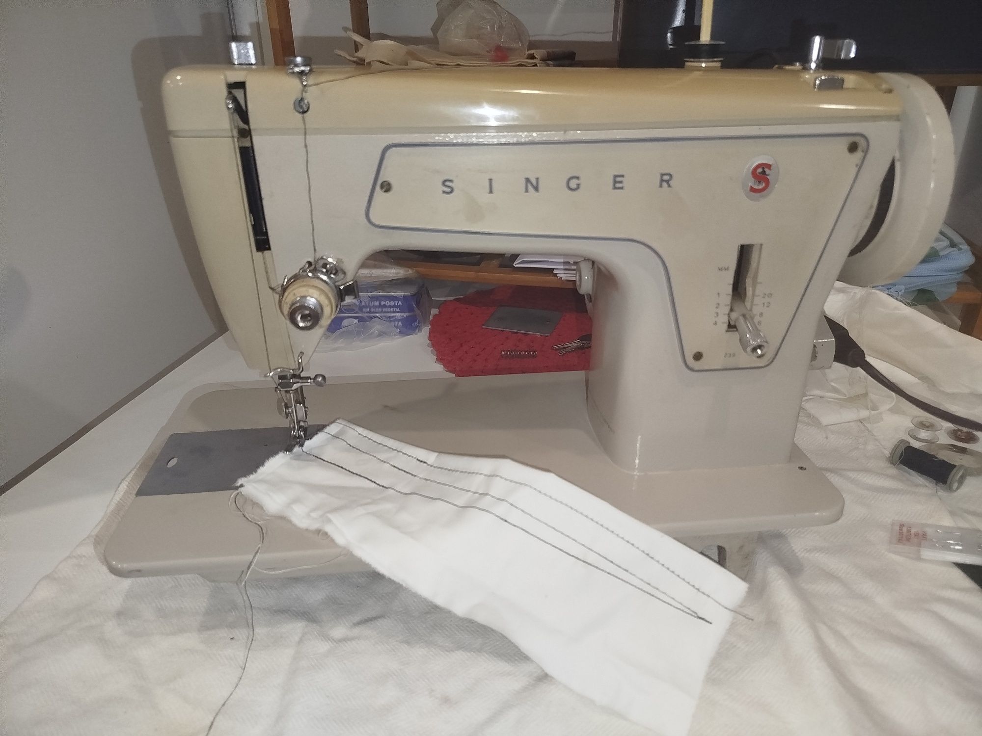 Máquina de costura Singer 239 com base de madeira