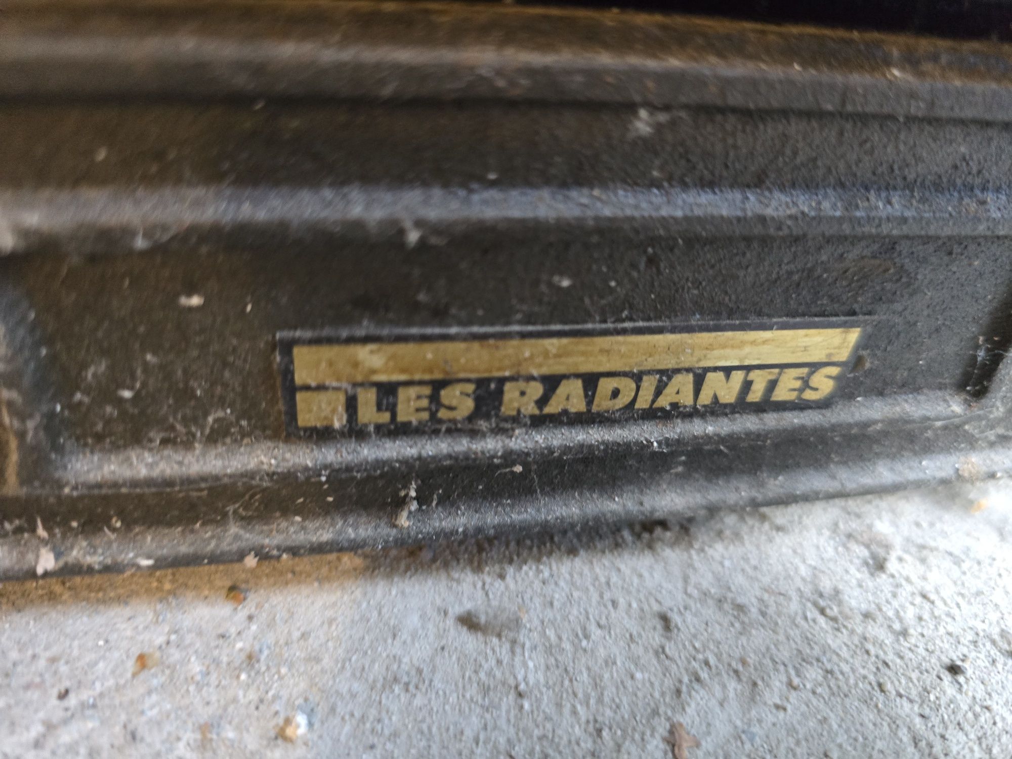 Les Radiantes kominek żeliwny