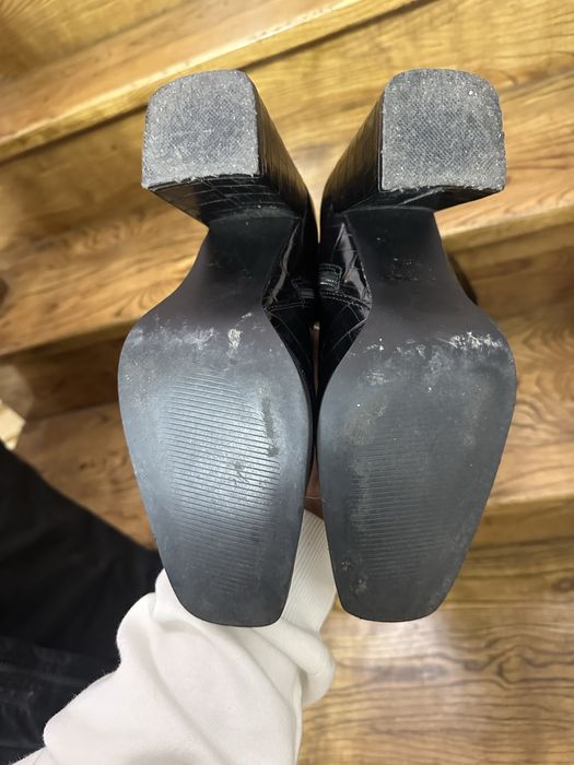 Трендові лакові чоботи на каблуку