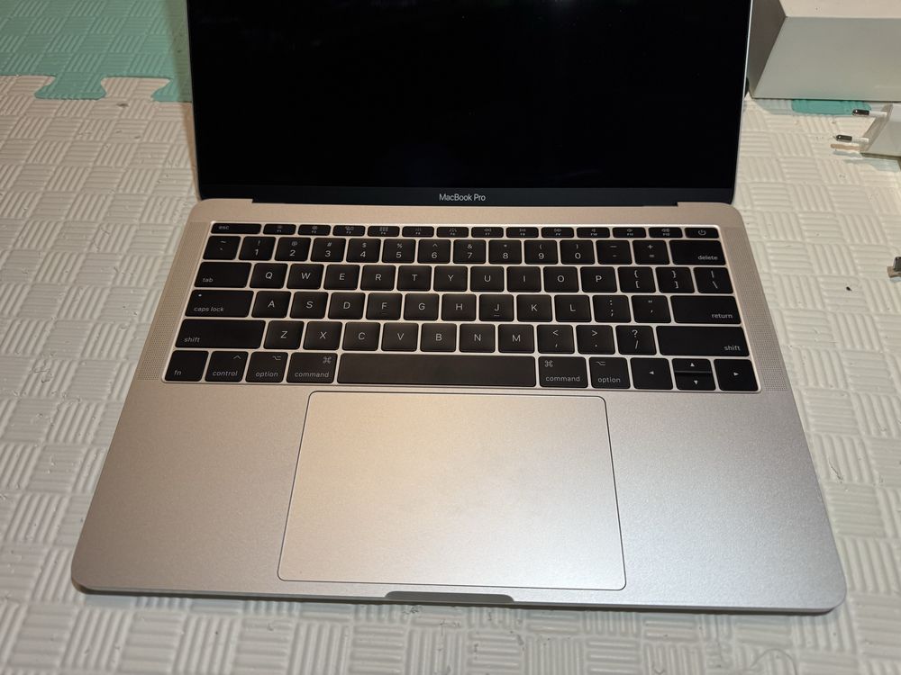 Продаю MacBook Pro 13" 2017, i5, 8Gb на 256Gb, Silver в хорошому стані