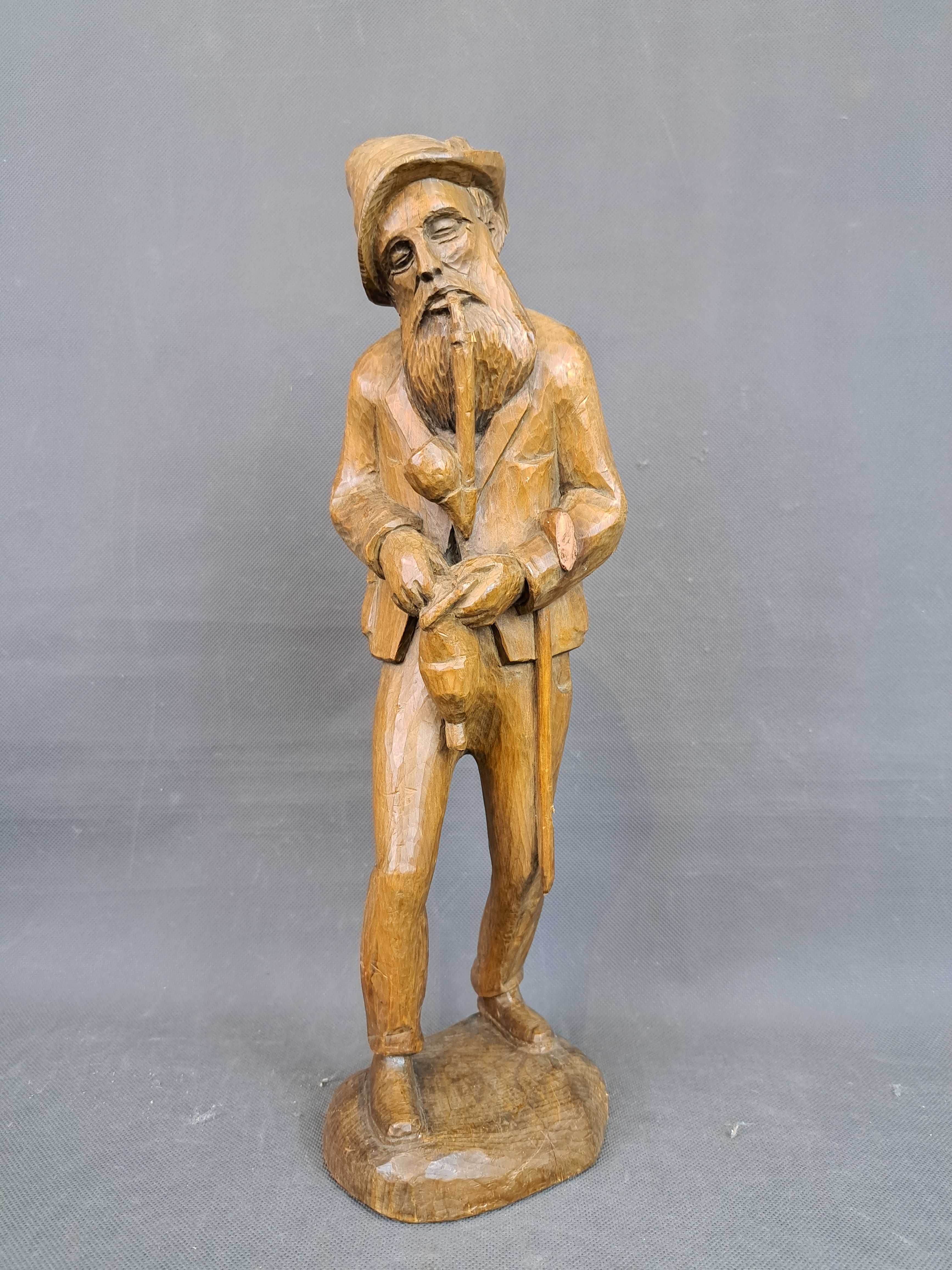 Mężczyzna z fajką, rzeźba drewniana, wys. 39 cm