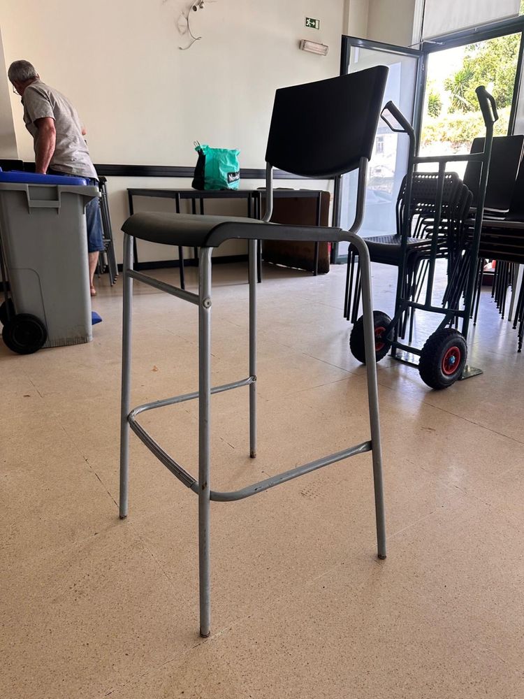 Bancos altos com encosto preto 63 cm de altura
