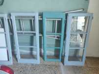 Janelas com alguns vidros partidos