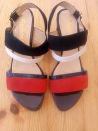 Atraente sapato de verao aberto. Cor vermelho, branco e azul.