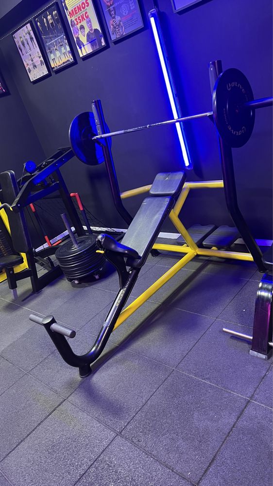 Supino inclinado da technogym