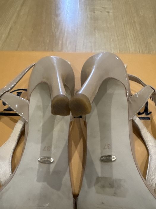 Босоніжи жіночі. Кожа лак, розмір 37. Стан хороший)