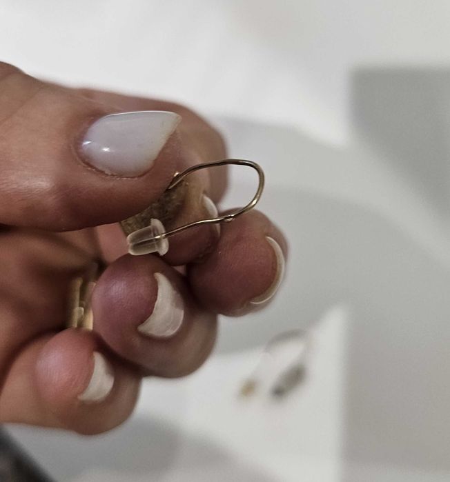 Brincos prata dourada e pedra