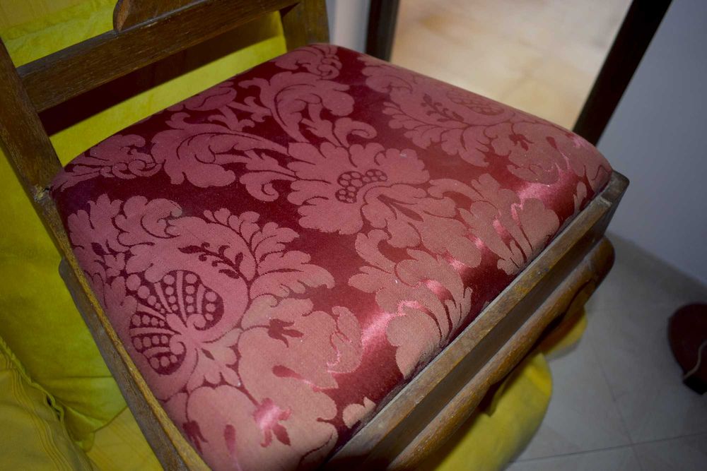 Cadeira estilo Queen Anne entalhada com assento floral