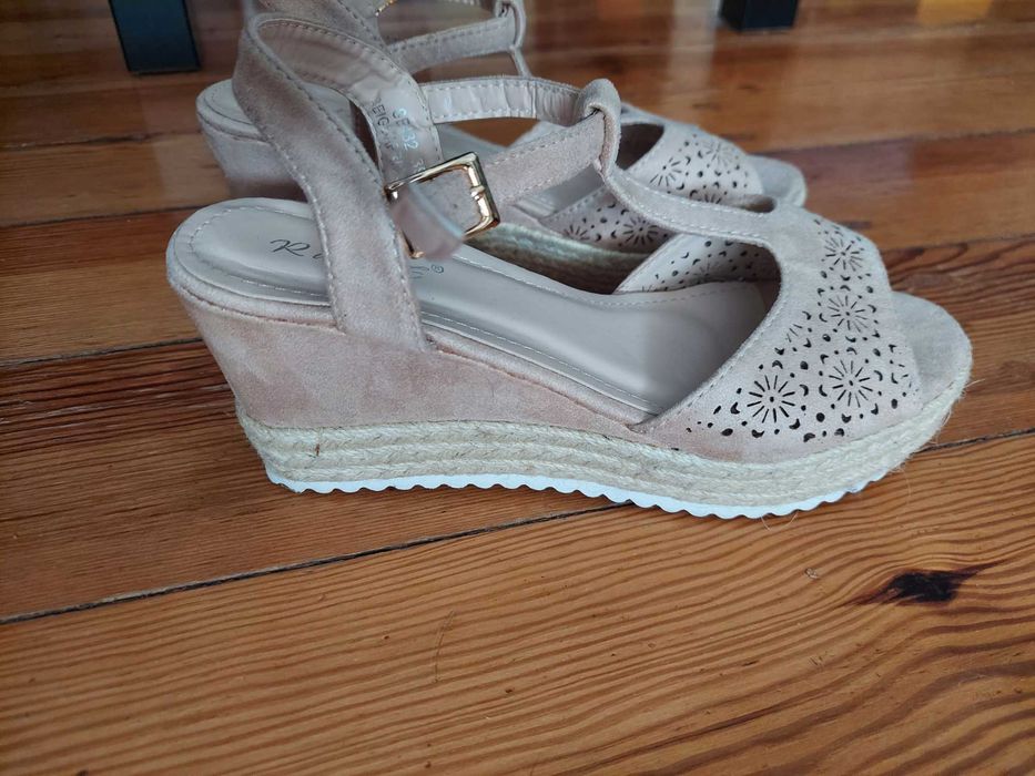 Sprzedam nowe sandałki na koturnie