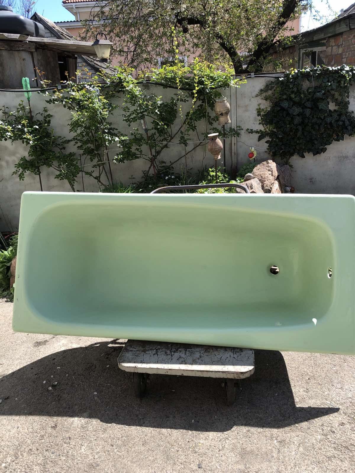 Чавунна ванна салатового кольору