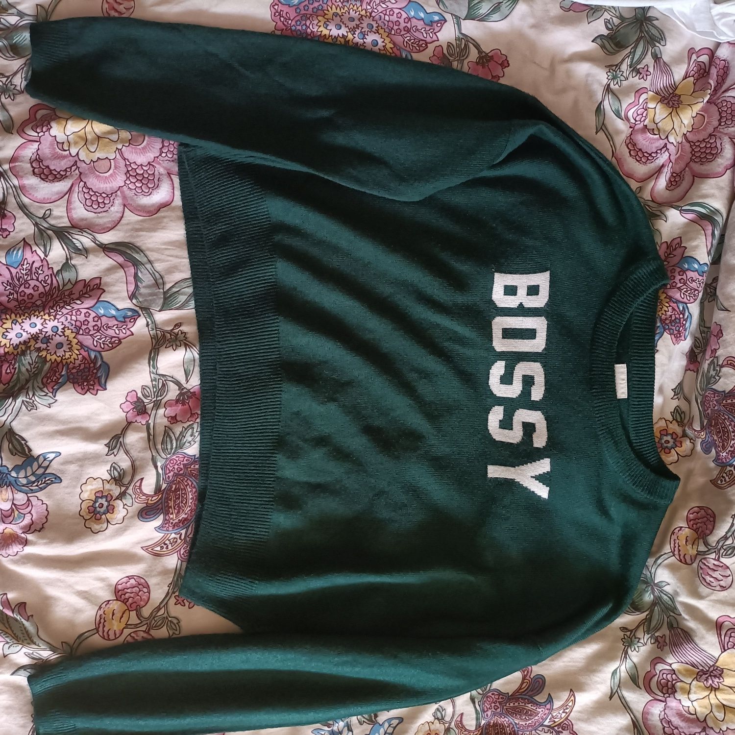 Butlkowo zielony sweter z napisem sinsay