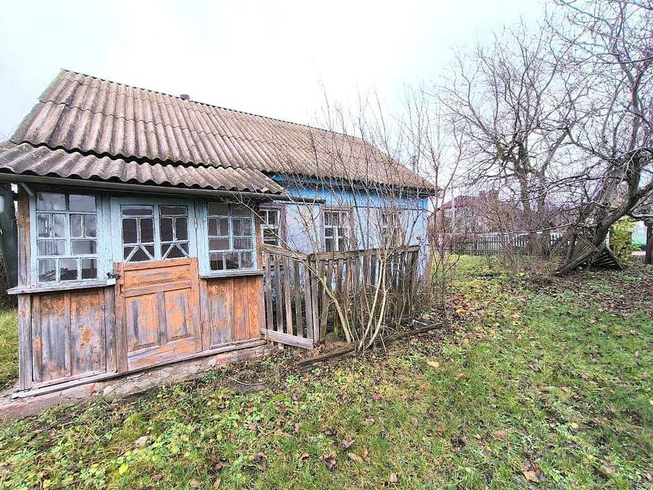 Продам будиночок неподалік є озера та ліс.Від Києва 25км.