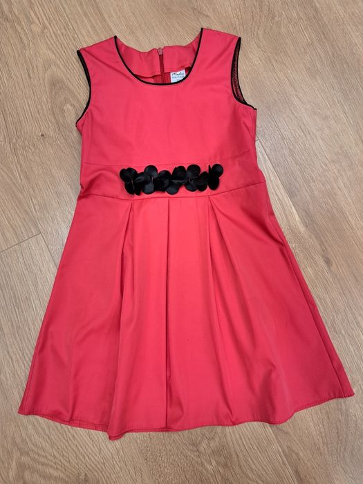 Elegancka czerwona sukienka z czarnymi detalami dla dziewczynki 128