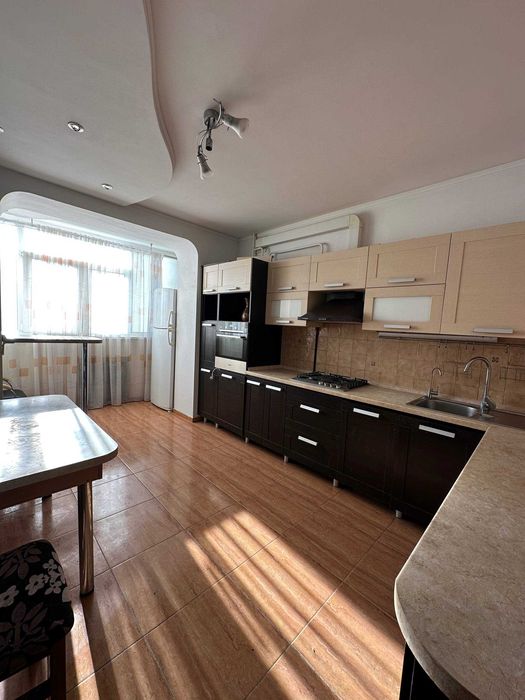 Простора 3-кімнатна квартира поряд з парком Перемоги!