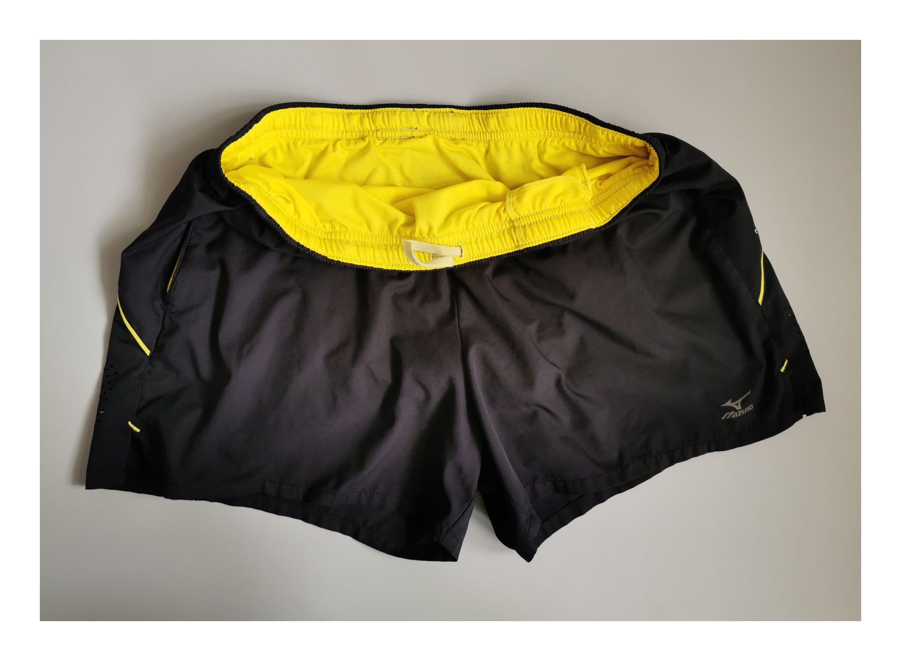 Męskie spodenki Mizuno DryLite (M/38) #czarne #żółte #szorty #biegowe