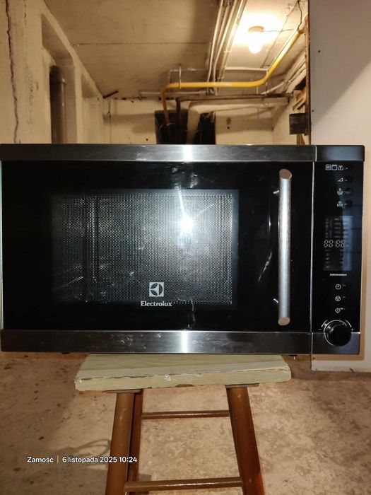 Mikrofalówka kuchenka mikrofalowa electrolux EMS30400OX