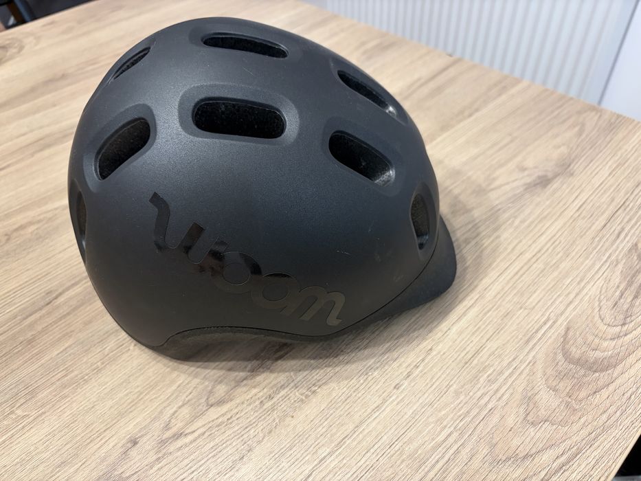 Kask Woom S 50–53 cm czarny – używany, uszkodzony daszek