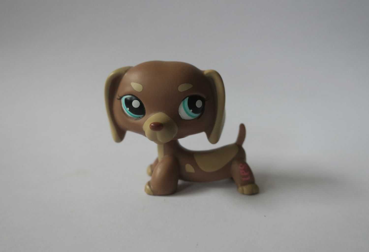 Figurka jamnik Littlest Pet Shop LPS brązowy w łatki