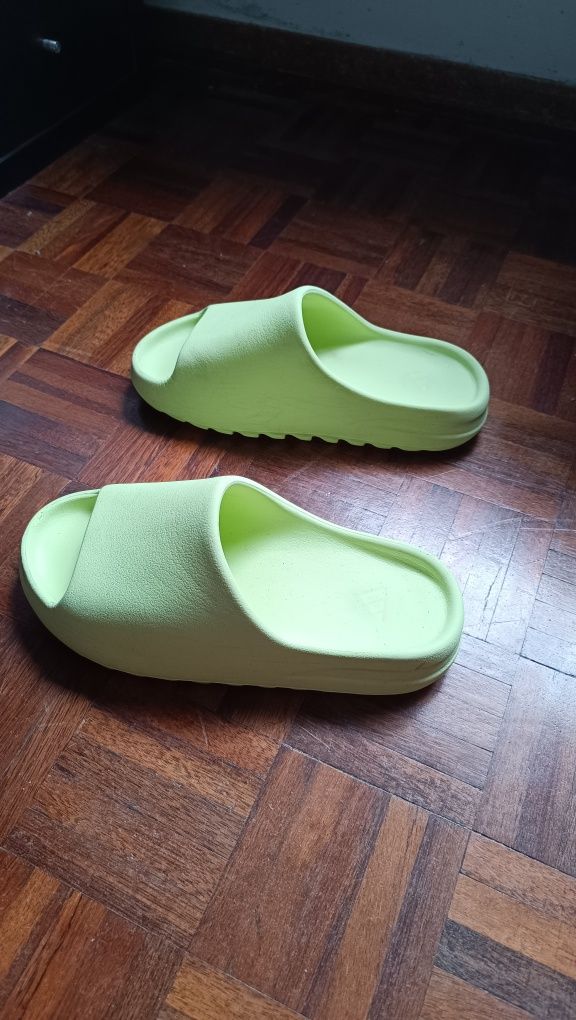 Chinelos adidas .