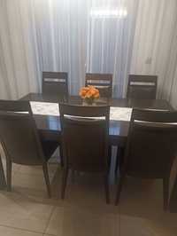 Stół z ośmioma krzesłami  z funkcją przedłużenia