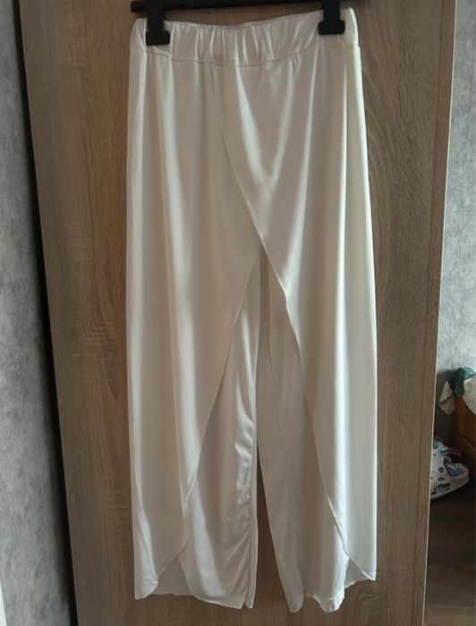 białe przewiewne spodnie idealne na wakacje