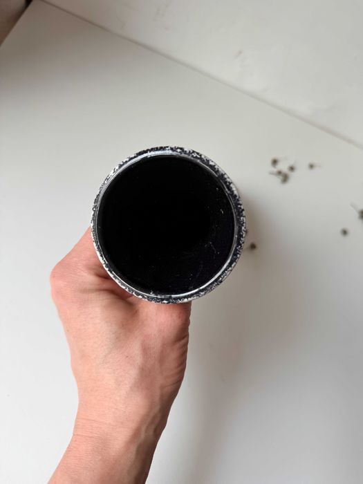 Biało-czarny wysoki wazon. Spękania. Wazonik. Świecznik.