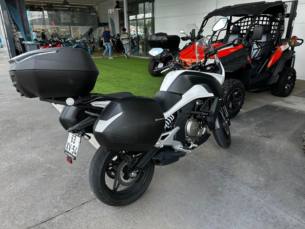 Vendo CFMOTO 650MT impecável.