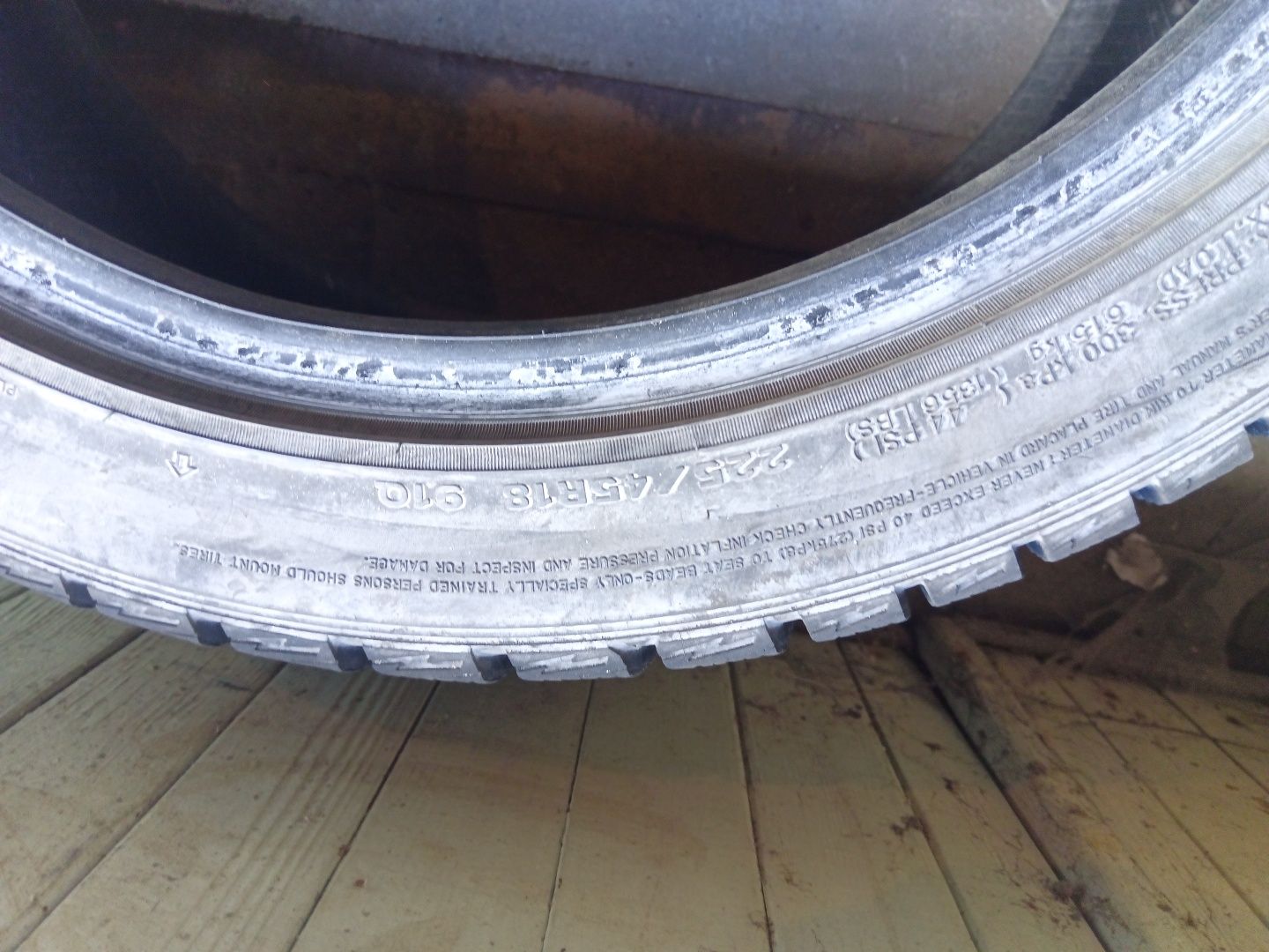 Пара зимових шин Dunlop 225x45 R18 в гарному стані