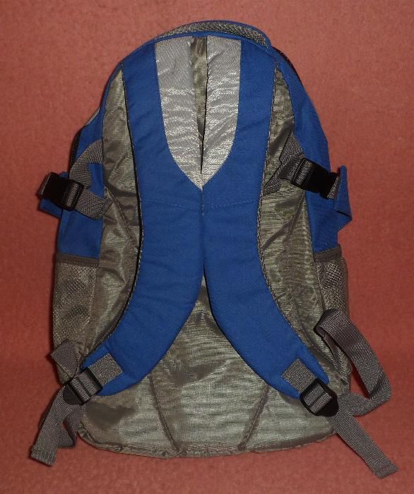 Plecak z logo Góralki w ciemno-niebieskim kolorze z szarymi dodatkami