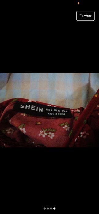 Vestido vermelho floral com racha