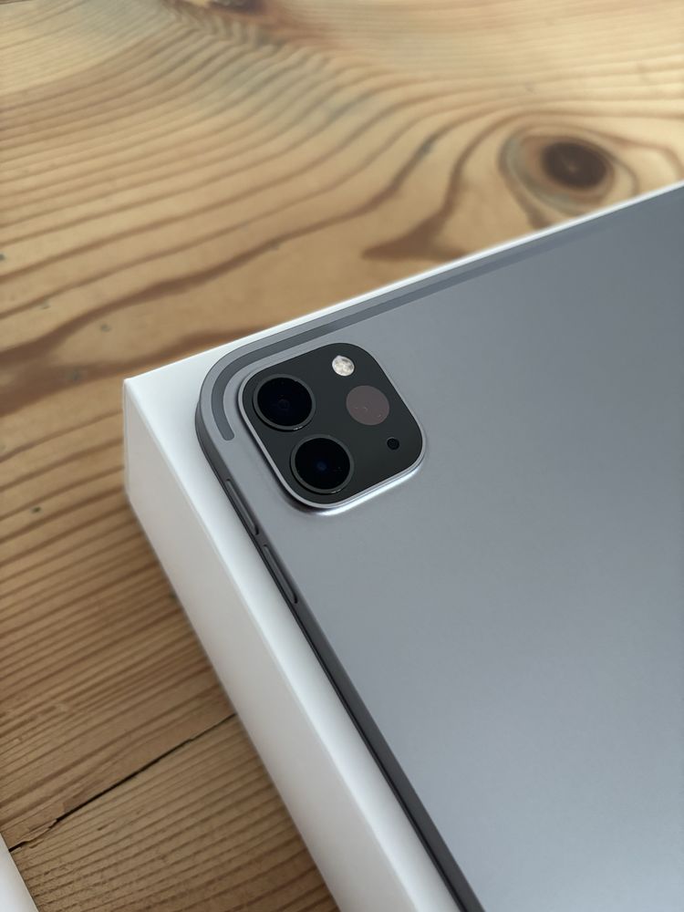 NOWY iPad Pro 12.9 6th generation 256 GB Wi-Fi NOWY