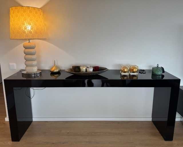Móvel Consola Moderno – Elegância em Preto de Alto Brilho!