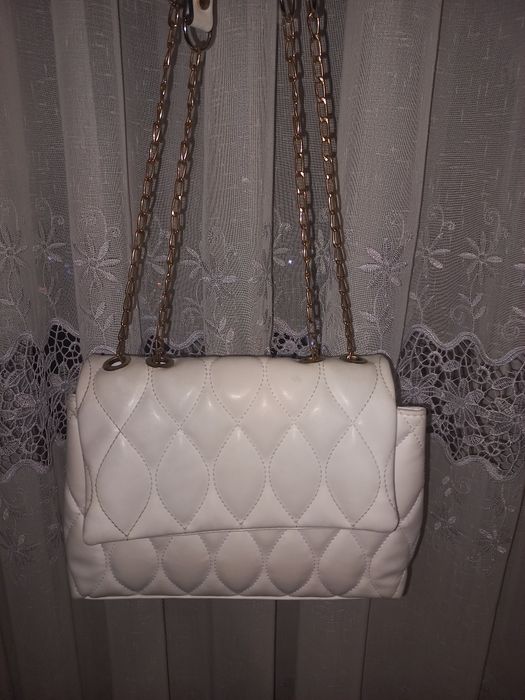 Біла сумка жіноча на ланцюжку