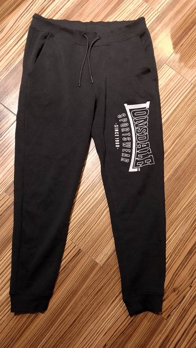 Czarne spodnie dresowe Lonsdale rozmiar 40