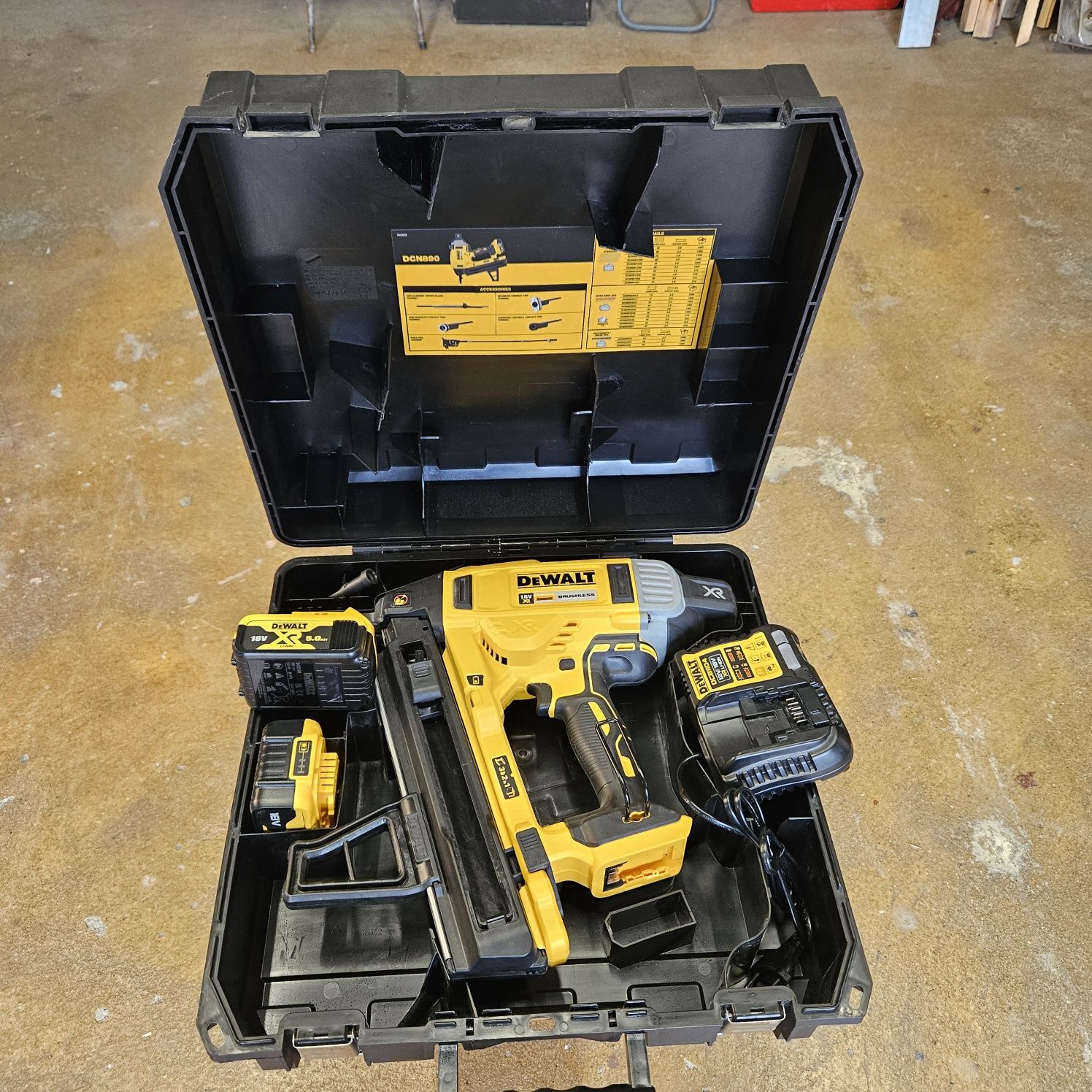 Gwoździarka Dewalt DCN 890 N