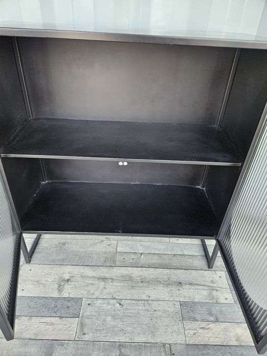 Czarna metalowa komoda szklane drzwiczki wyprzedaż