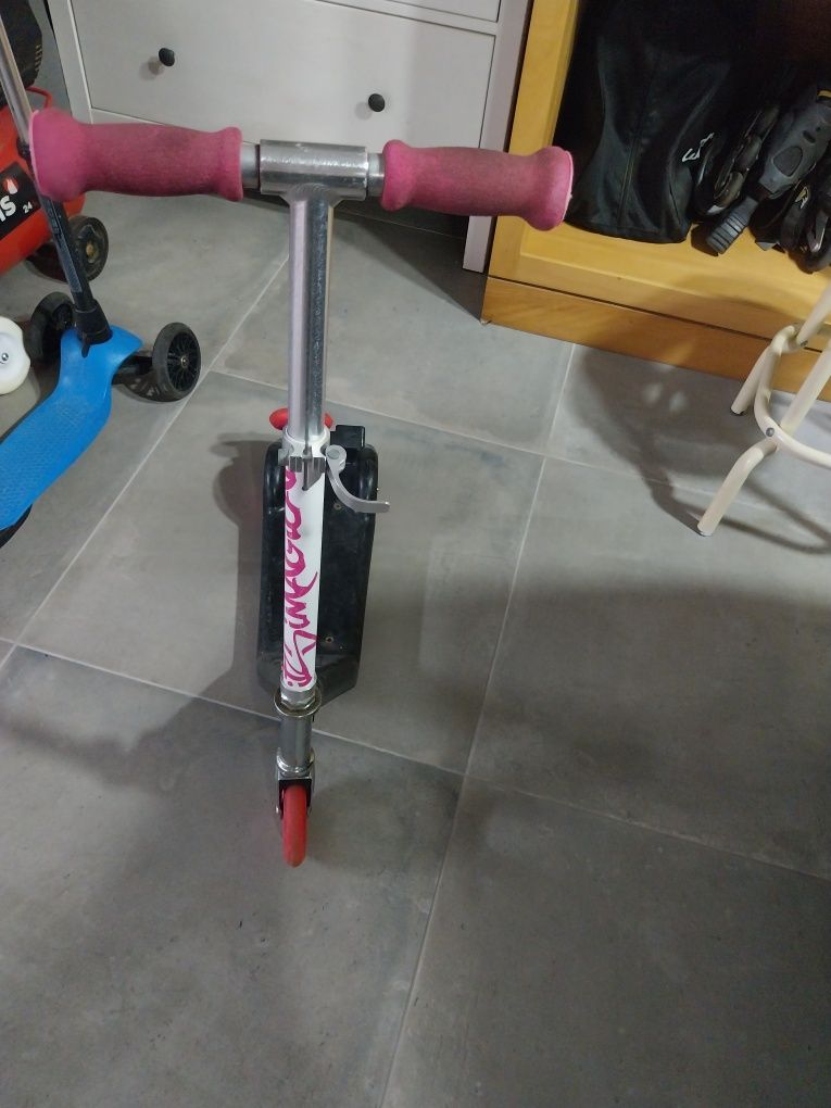 Da se Trotineta rosa e branca falta de espaço