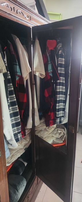 Roupeiro Clássico Vintage em Madeira maciça e entalhada