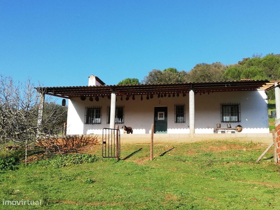 Terreno Rústico com Construção