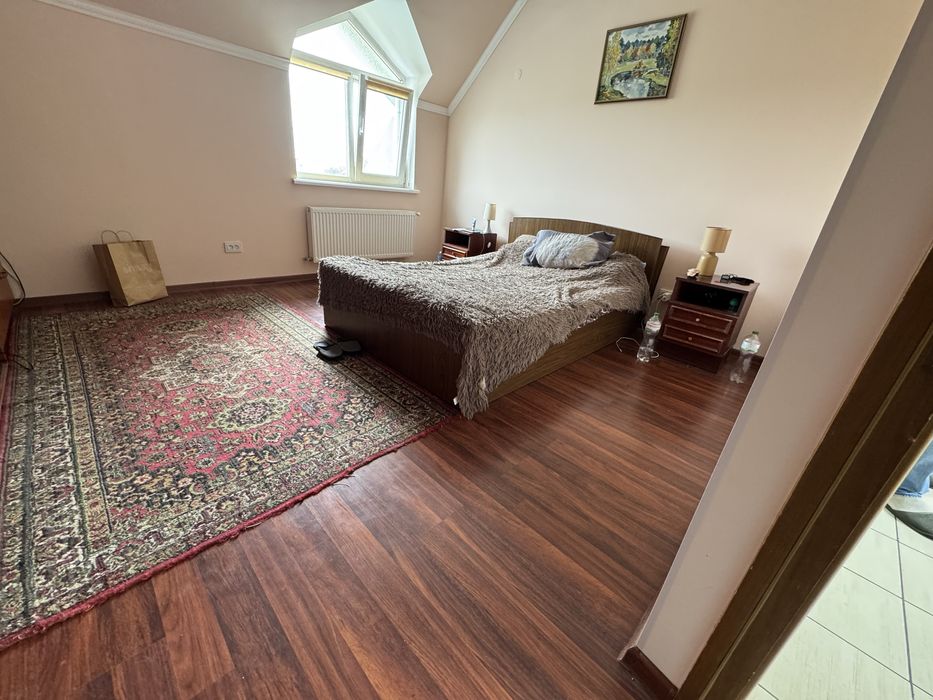 Продаж житлового будинку з землею