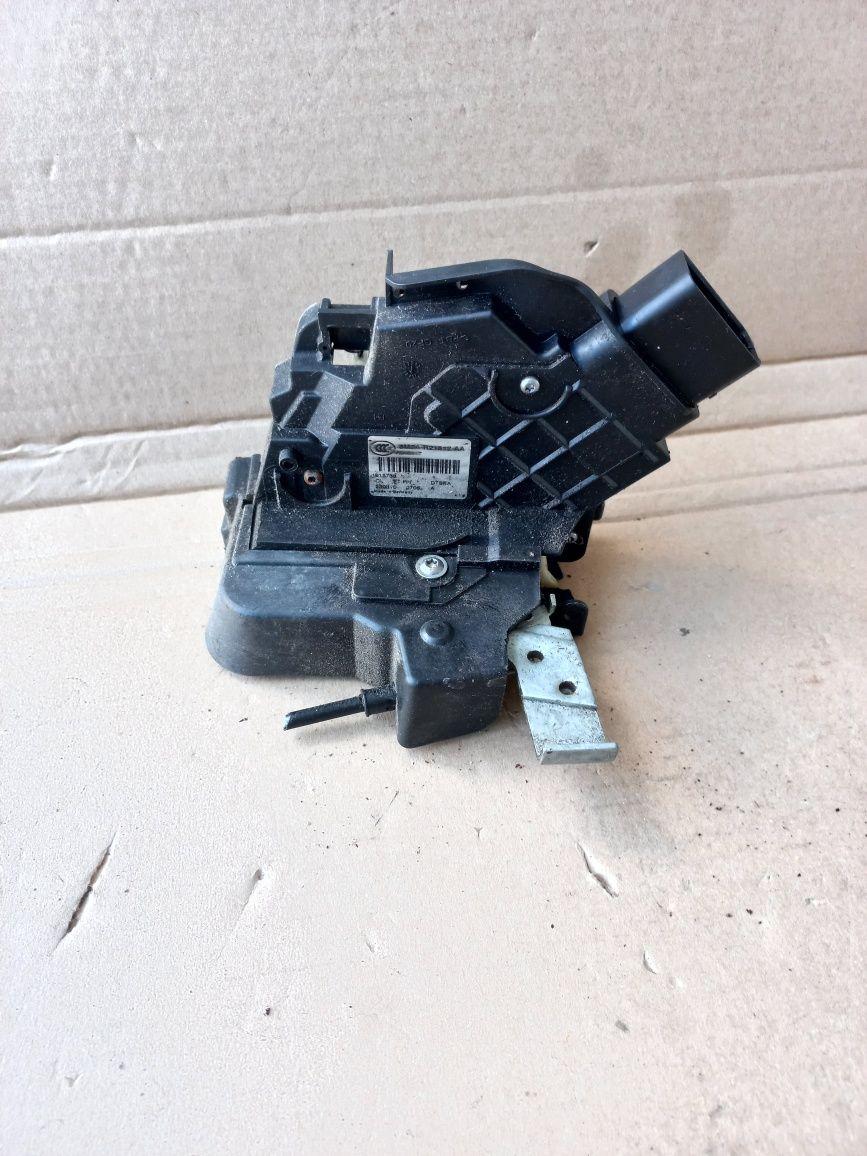 Zamek drzwi prawy przód ford 8m2a-r21812-aa
