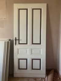 Drzwi drewniane do odnowienia / kamienica